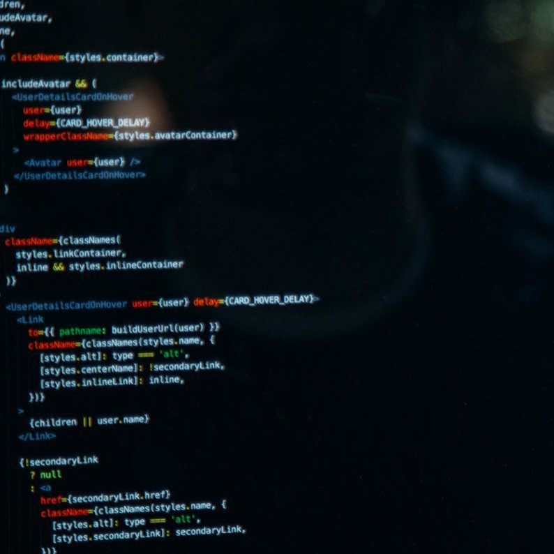 Ein lise-Entwickler sitzt vor einem Computer auf dessen Monitor Codes zur Softwareentwicklung zu sehen sind