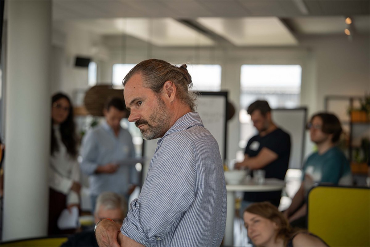 Die Teilnehmenden des Workshops stellen ihre Ergebnisse vor und Professor Fügener hört zu. 