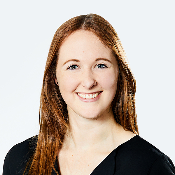 Portrait einer Product Ownerin der lise in einem schwarzen Oberteil vor einem weißen Hintergrund