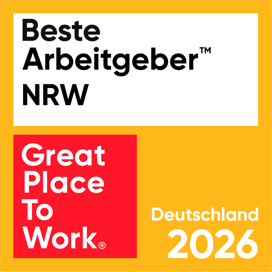 Auszeichnung ‚Beste Arbeitgeber NRW‘ von Great Place to Work Deutschland 2026 auf orangenem Hintergrund