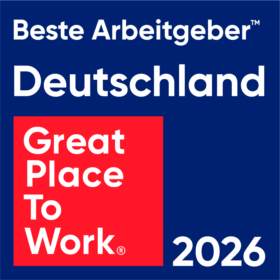 Auszeichnung ‚Beste Arbeitgeber Deutschland‘ von Great Place to Work Deutschland 2026 auf blauem Hintergrund