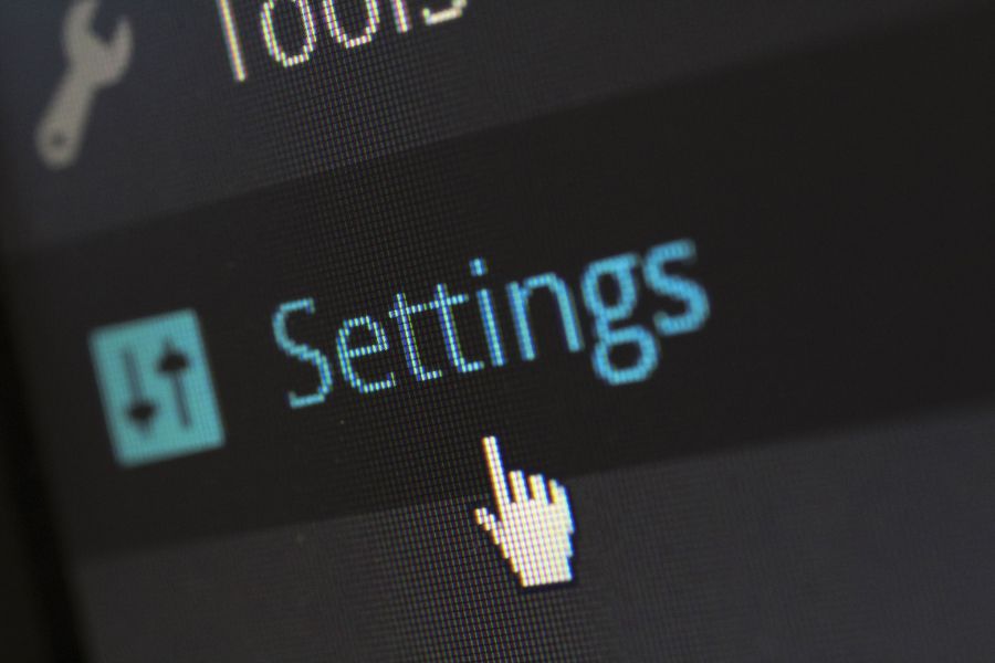 Autonomie wird konfiguriert Eine Computermaus zeigt auf einem Bildschirm auf "Settings".